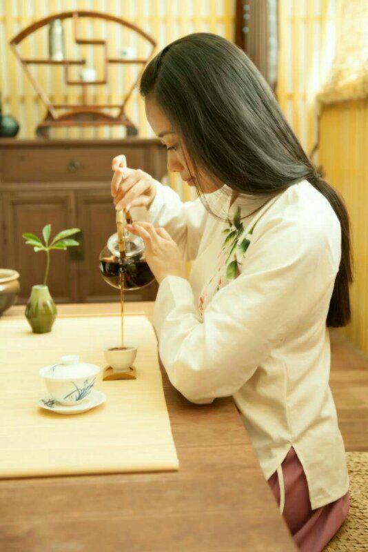 2015年初,李丽毅然选择自己创业,成立了自己的小茶匠