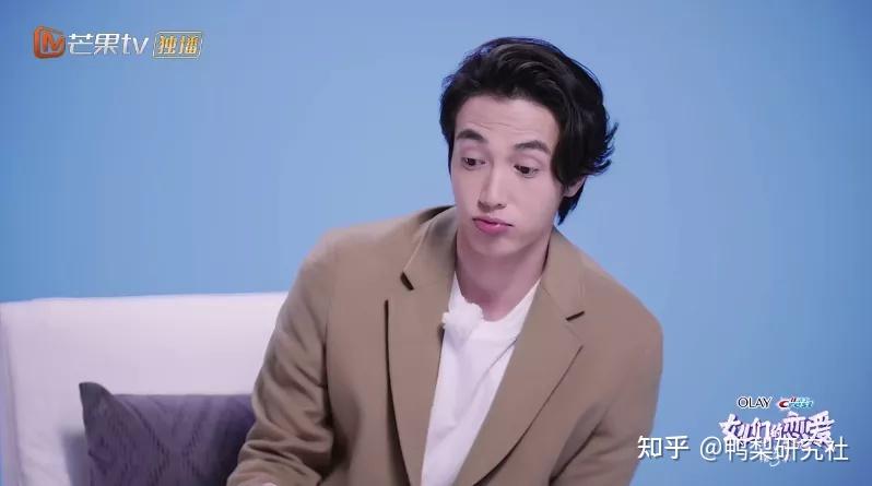 萧亚轩对黄皓可谓是了如指掌,生日,血型,身高,体重,鞋码,记得清清楚楚