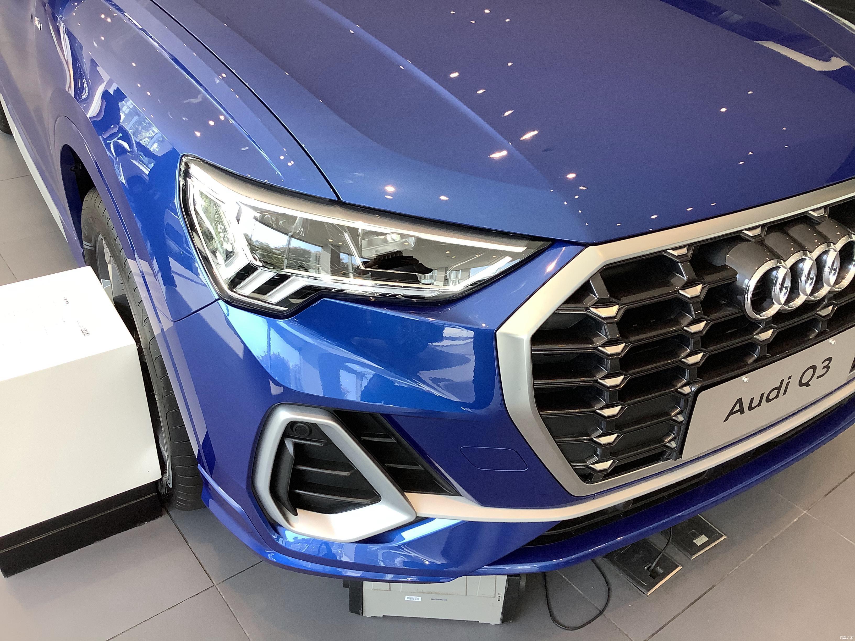 2020款奥迪q3到店实拍蓝色涂装很大气配中控锁电动后备箱
