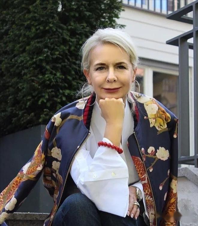 看了法国奶奶的穿搭,才发现,老来俏需要好的衣品和端庄的体态 - 知乎