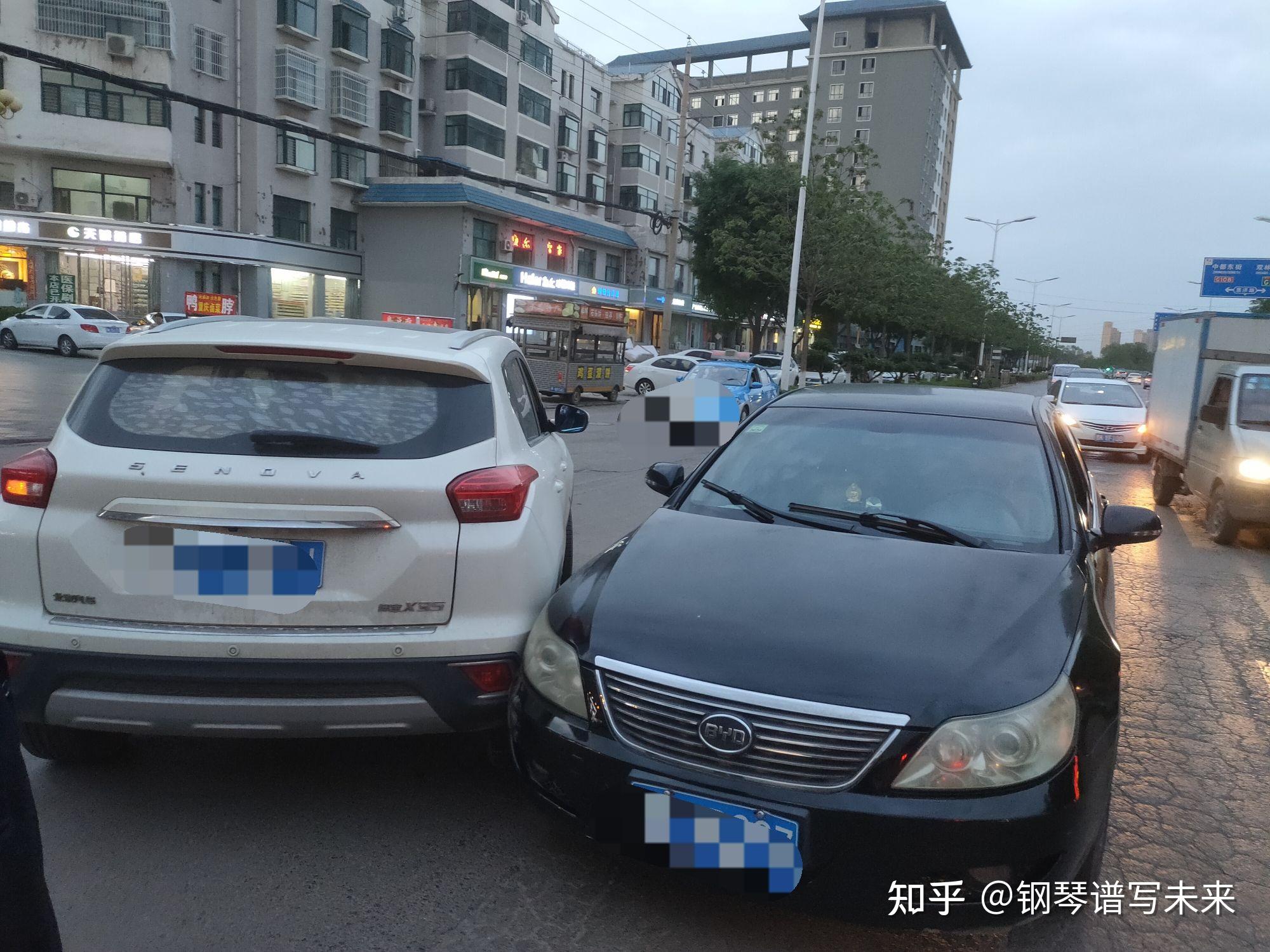 左转车已经过去一多半被直行车撞了谁的责任这个责任怎么来定