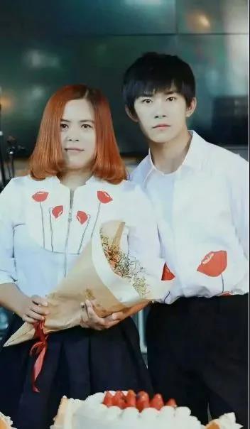 易烊千玺的父亲和母亲分别叫什么 v2-db020b85586e07110a2e329af89f5092_b.jpg