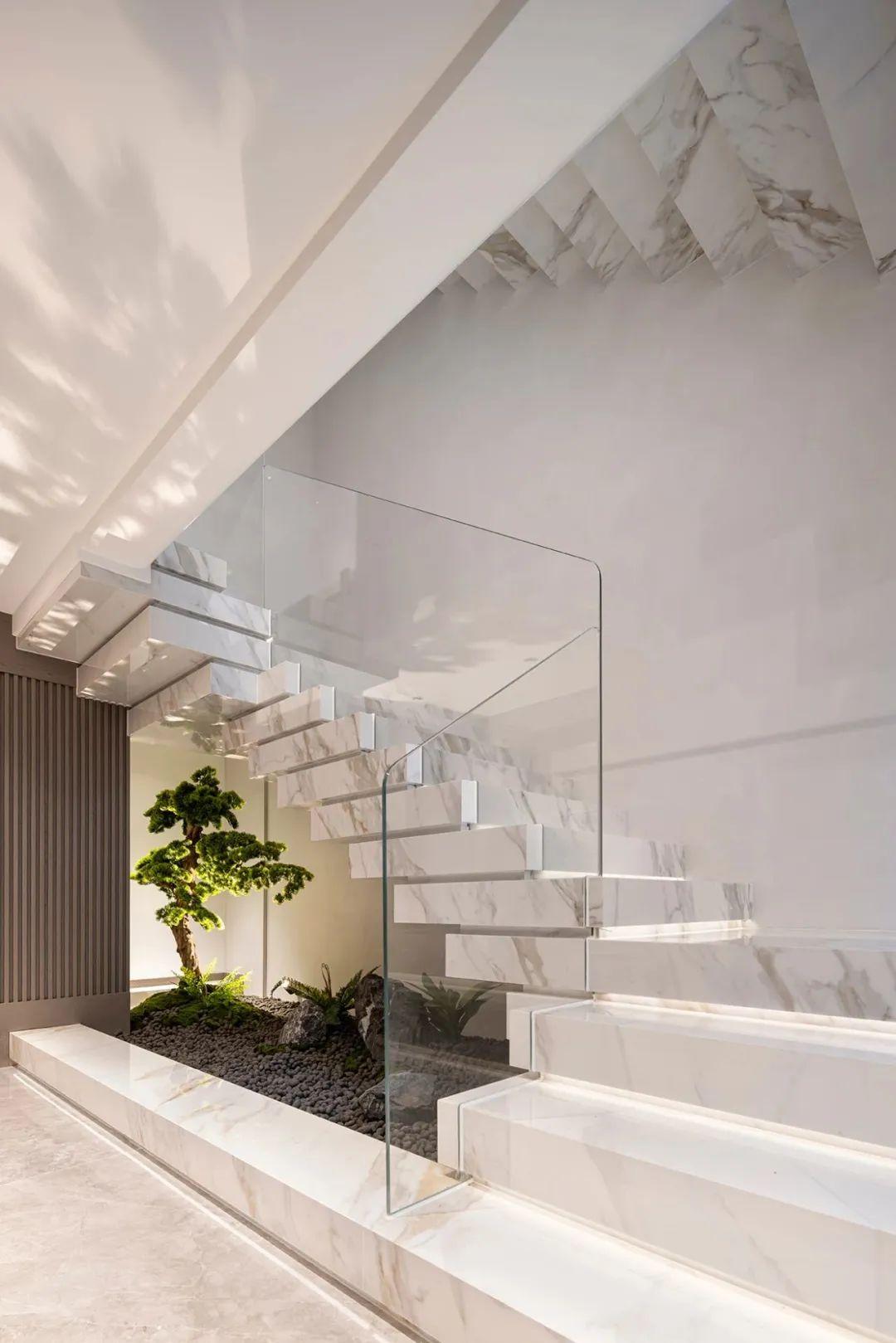 楼梯景灯带的使用恰到好处引领主人走向更加富有情调的空间楼梯口端景