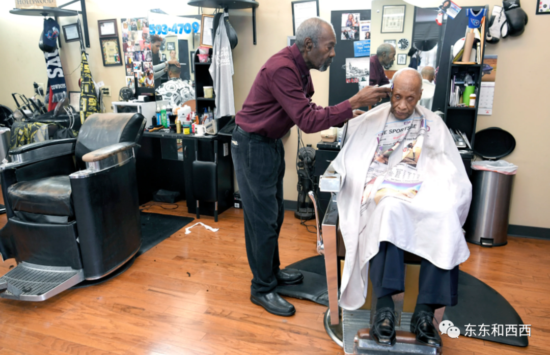 她父亲从矿工做到理发师,又做到市议会议员,是个有头脑的黑人,家住中