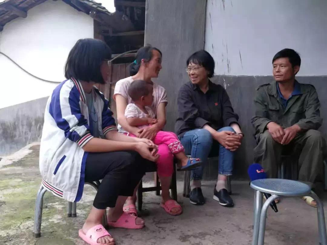 张桂梅老师老家在黑龙江牡丹市,少年(18岁)丧母,随姐姐支边云南,不久