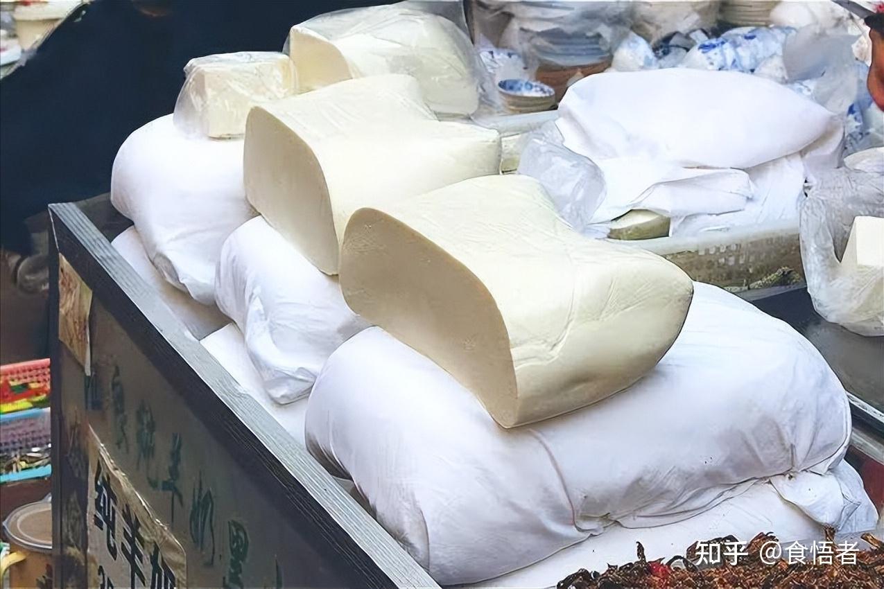 云南乳饼是乳制食品,制作及食用历史久远,众多史料均有记载.