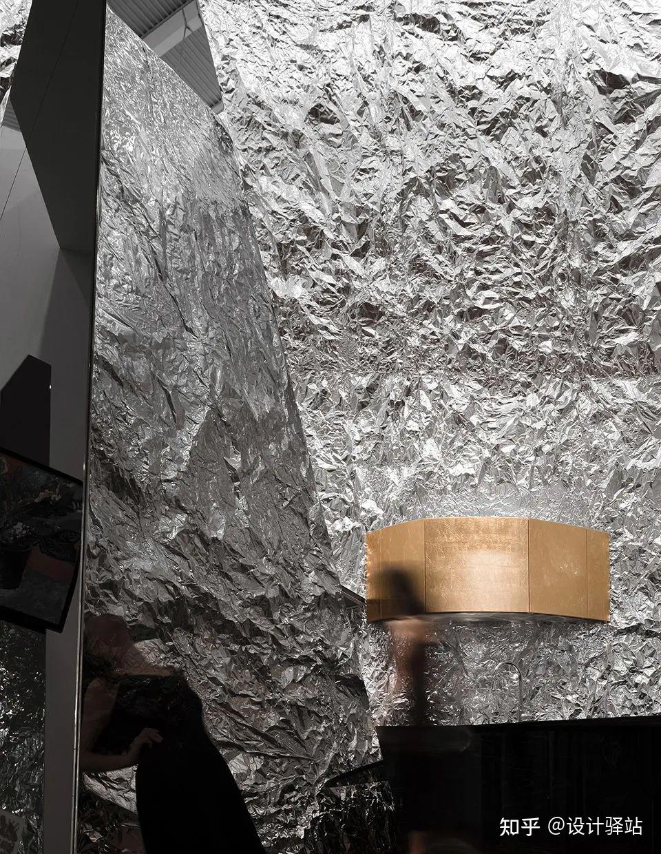 锡纸形成巨大的山体艺术装置步行至此抬头仰望仿佛山体撕开了一道裂口