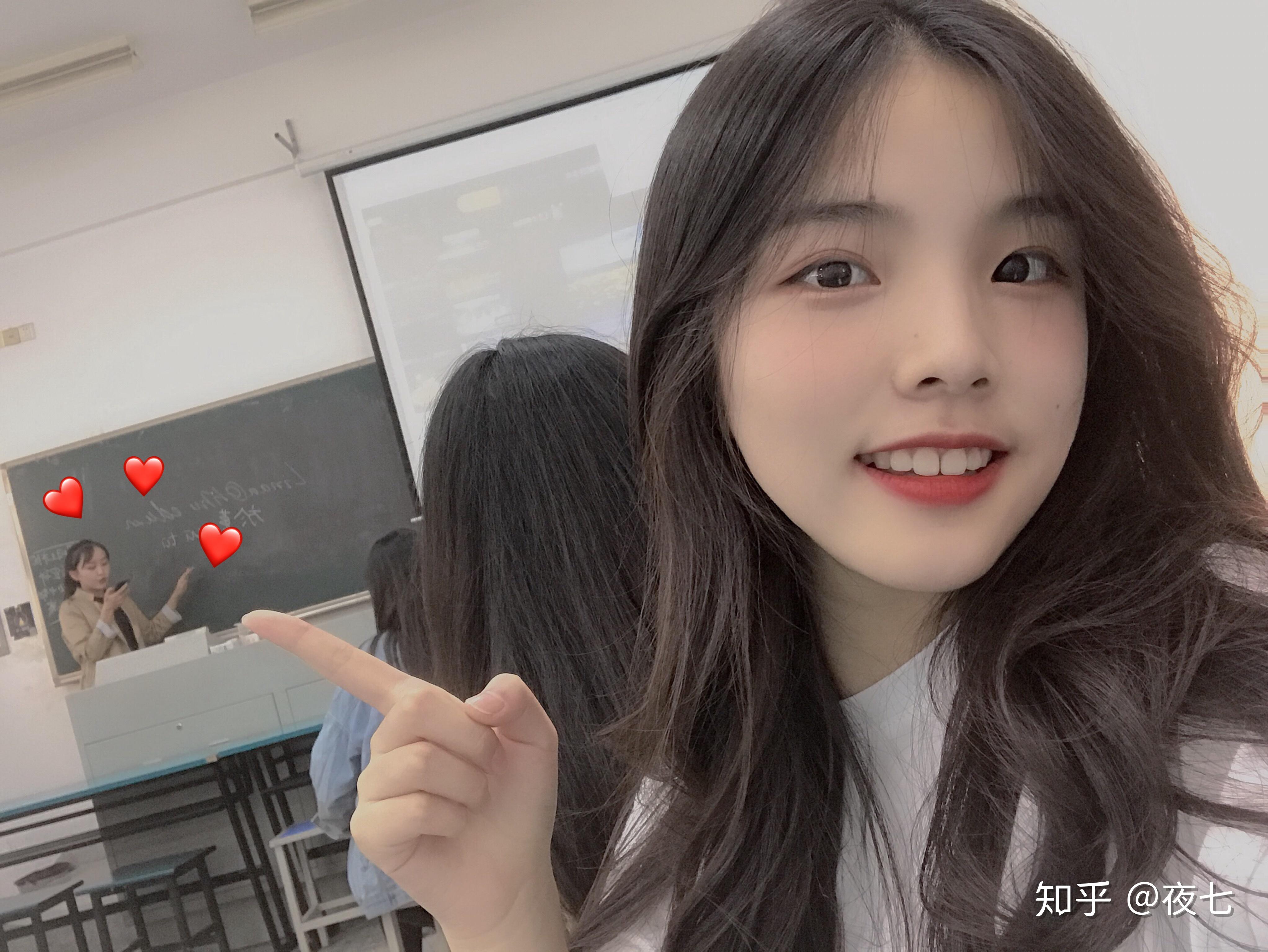 高中时素颜就好看的女生长大化妆后岂不是逆天吗