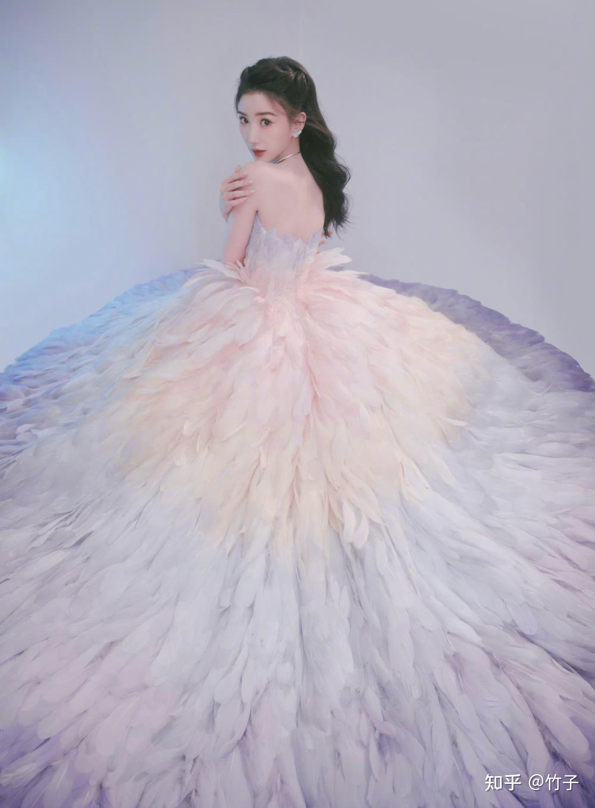 毛晓彤最新美照分享一袭梦幻粉紫色羽毛礼服裙仙气飘飘美极啦