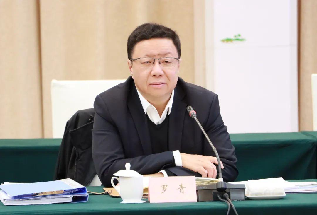 与内蒙古自治区锡林郭勒盟委副书记,盟长罗青代表双方签订合作协议