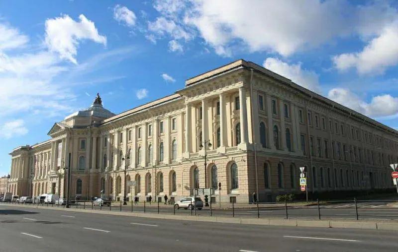 俄圣彼得堡列宾美院主教学楼△ 现位于涅瓦河畔的俄列宾美术学院