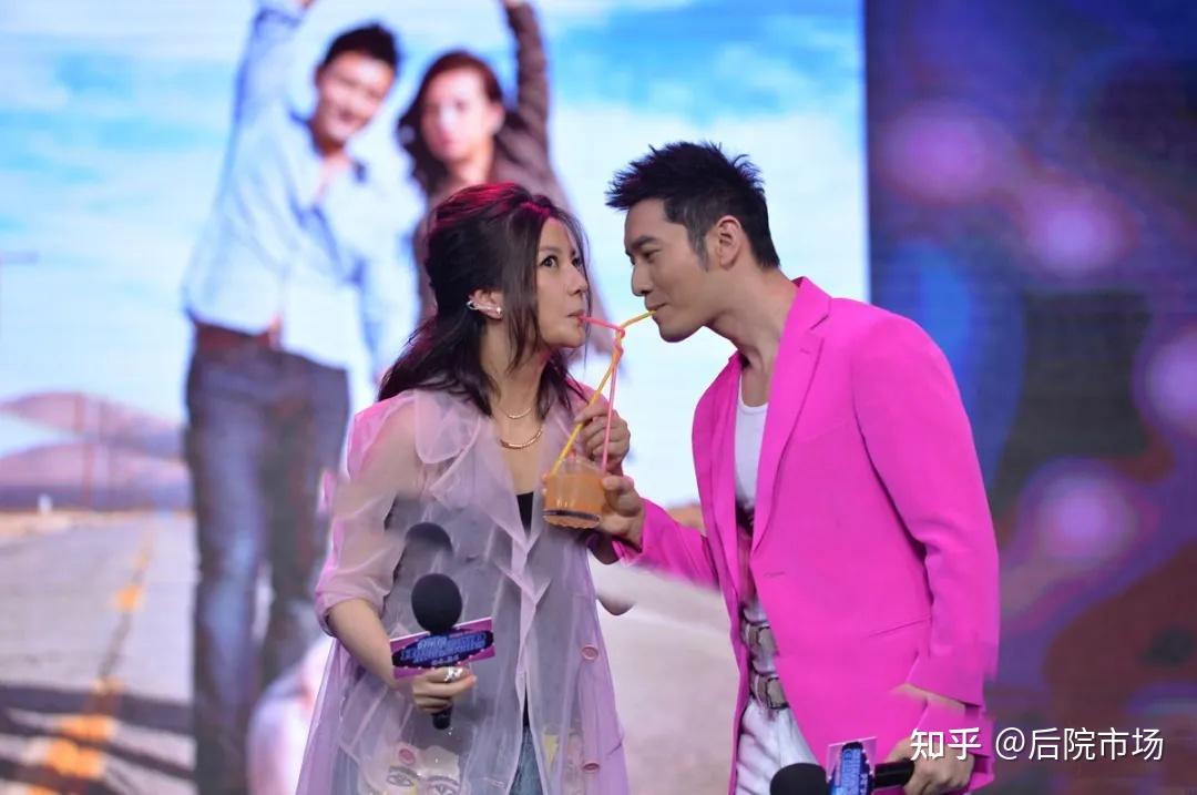 而昔日娱乐圈的多位好朋友,杨幂,李冰冰,杨紫纷纷删除了和赵薇的合影