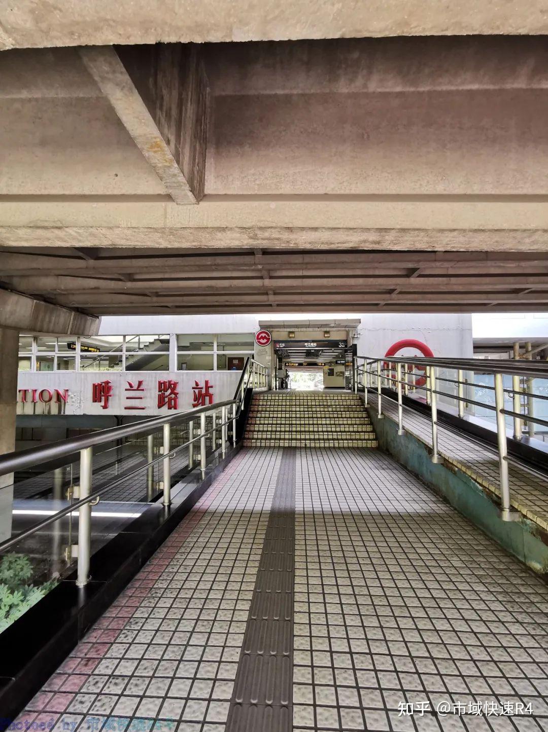 呼兰路站站外,共和新路在本站北侧宣告结束.