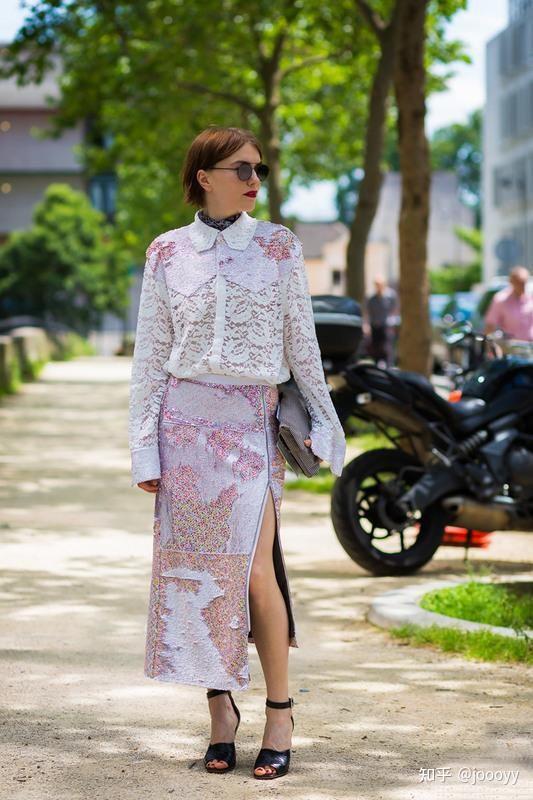 今夏流行的开叉半裙学潮人这样搭优雅显气质很有女人味