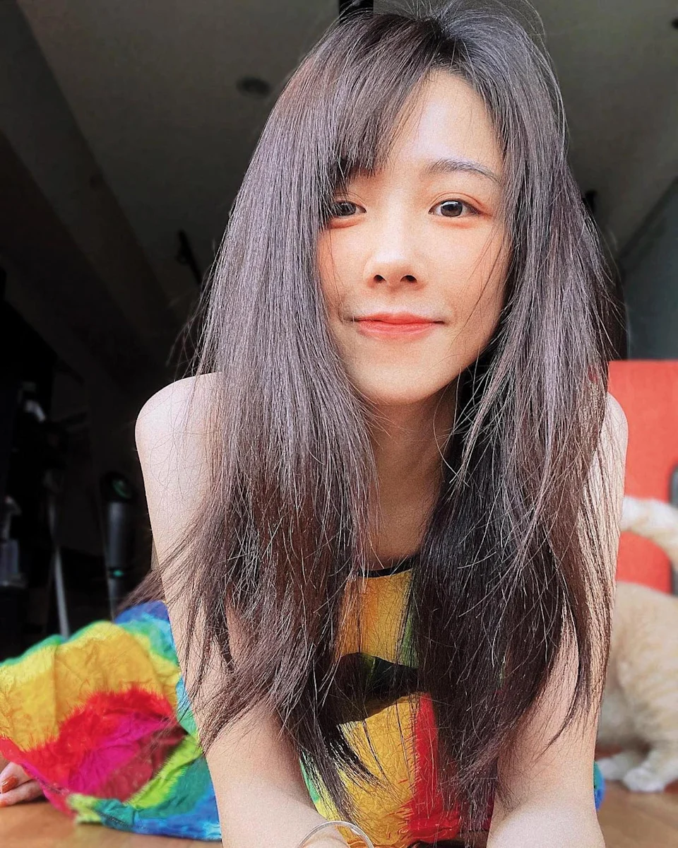 初哆咪娱乐:拍戏受伤前男友贴心照顾!邵雨薇宣布「要结婚了」 - 知乎