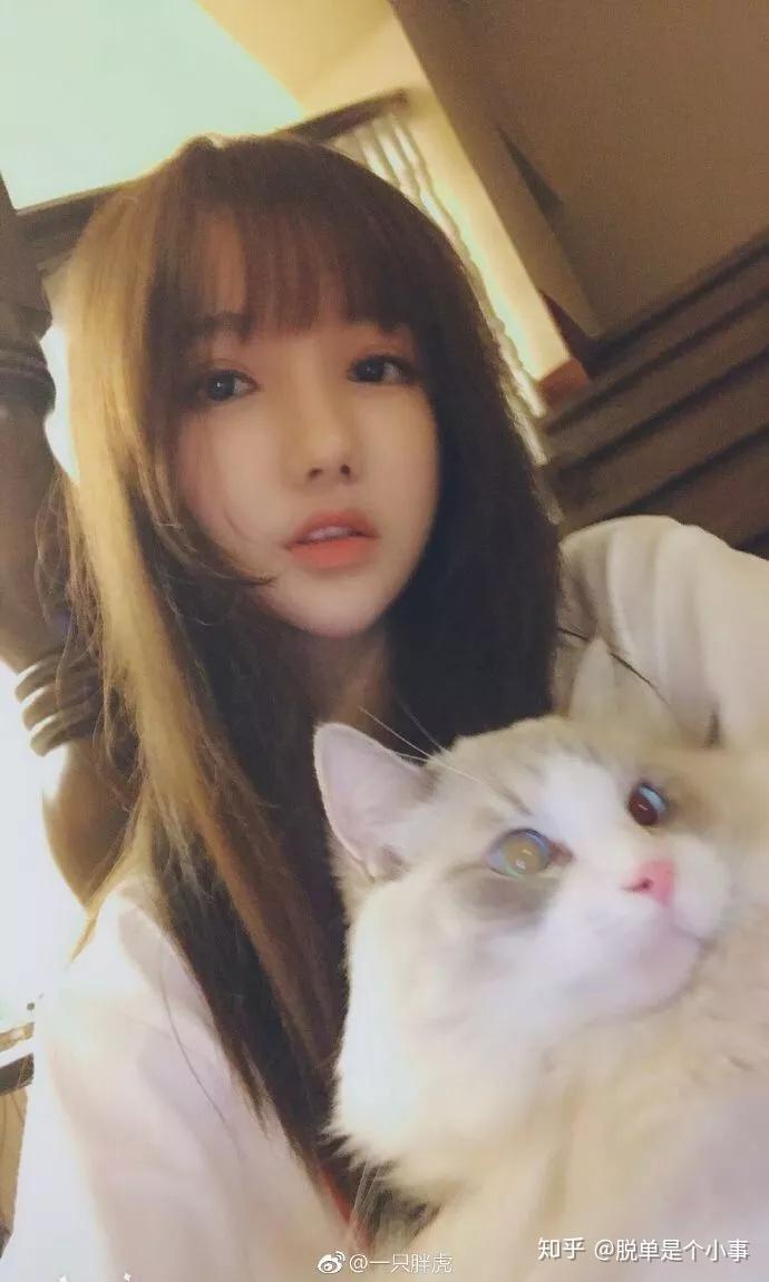 醒醒吧兄弟们,既然你追求的是年轻可爱的小女生,就不要指望用中年女人