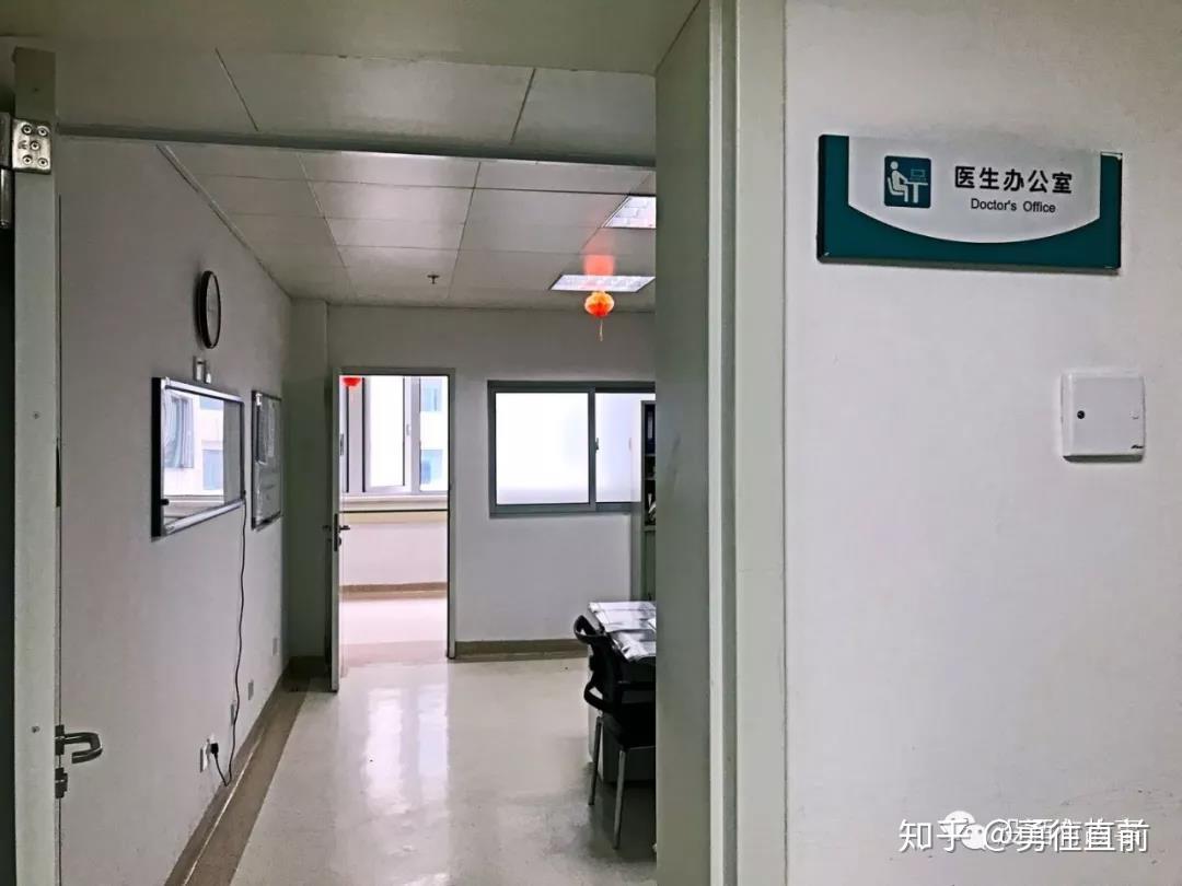 你可以去找你的主治医生了,直走左边的第二个门就是医生办公室了!