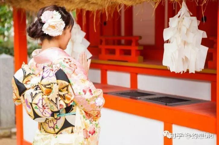 在新年参拜时,许多日本女子穿着和服.