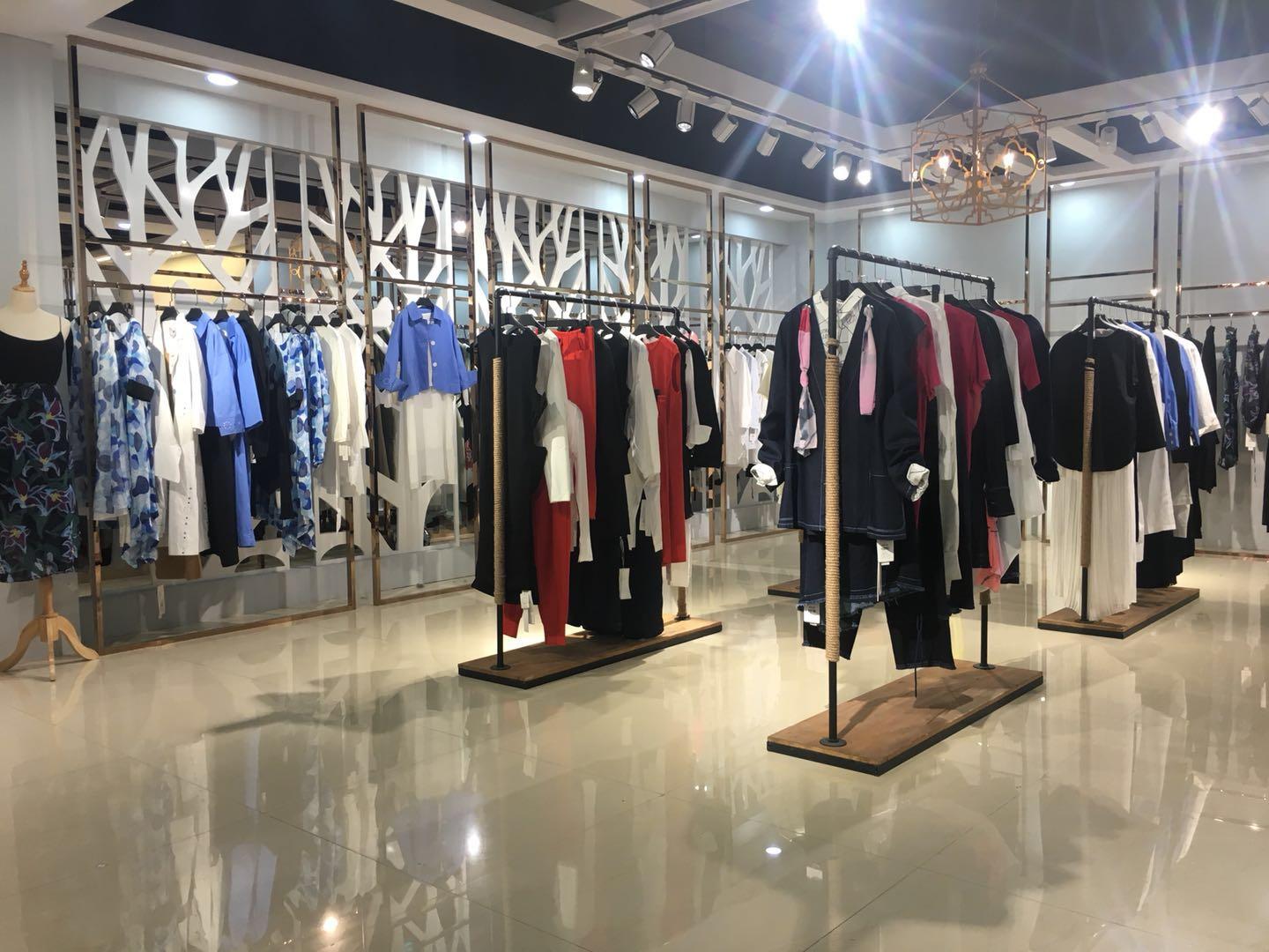 刚开品牌折扣女装店怎么装修