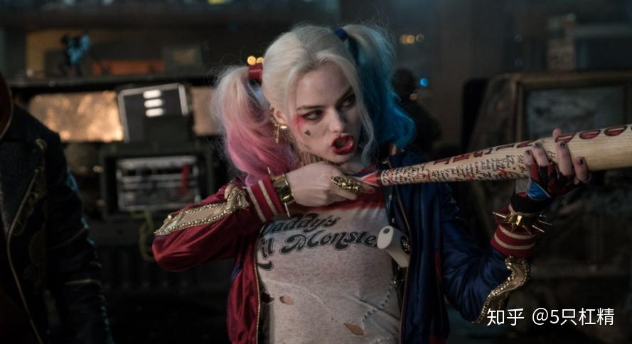 漫画设定是这样的:一个名叫哈琳·奎泽尔的是小丑的心理医生,但是因为