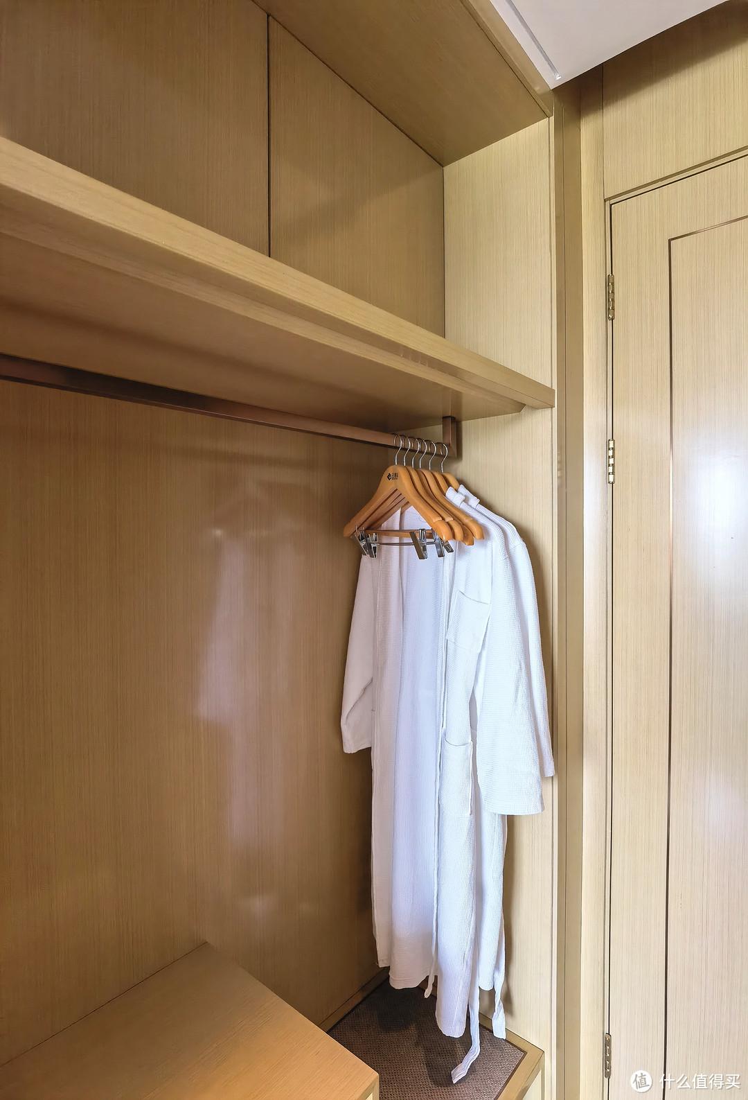 的,30多平也足够宽敞,进门左手边是卫生间,右手边衣柜行李架和迷你吧