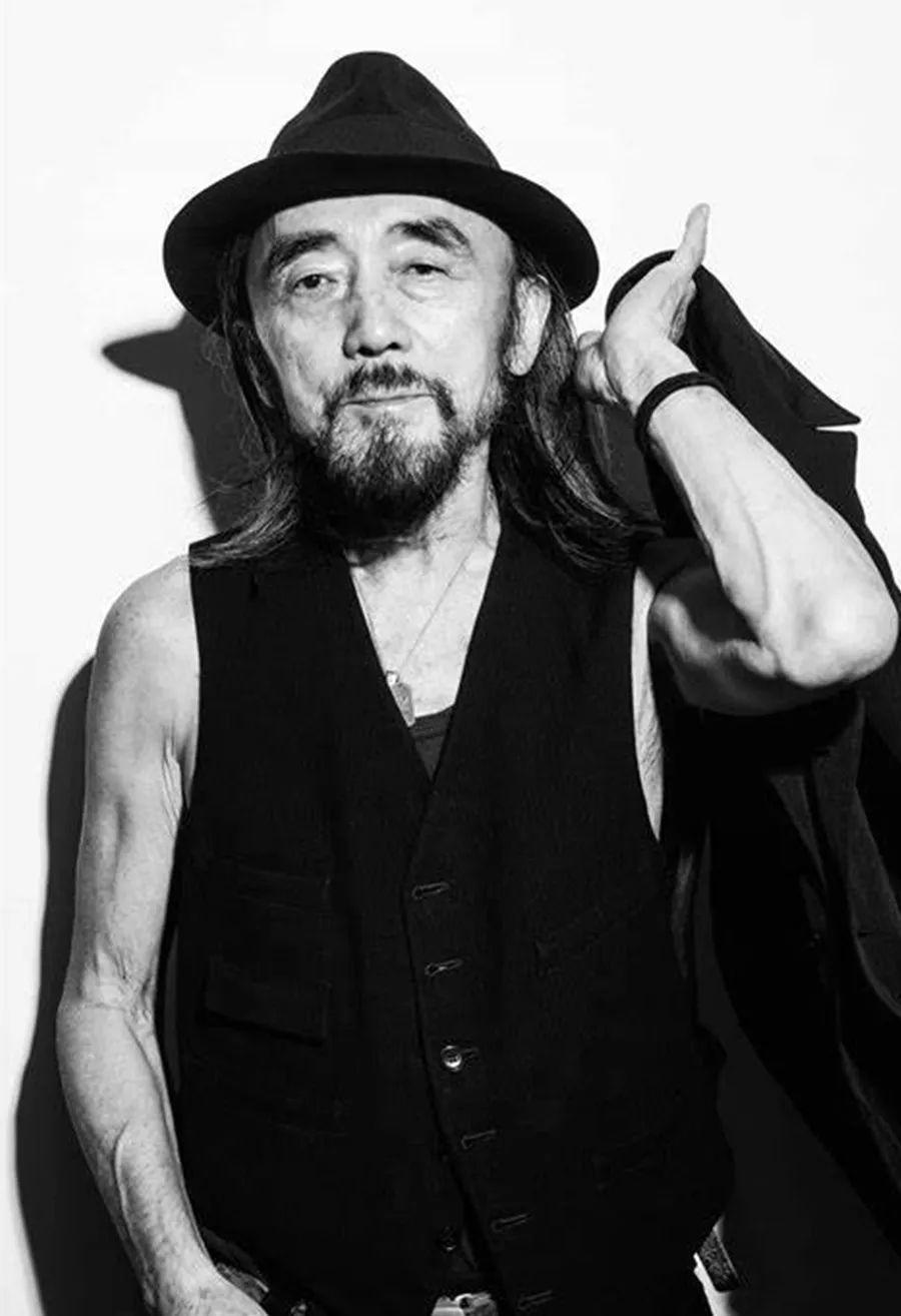 衣服"的时尚版图,再从"反时尚者"的山本耀司笔下纯粹极致的黑白女郎