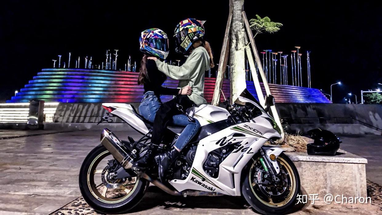 有没有骑摩托车或者带着头盔的动漫情侣头像?