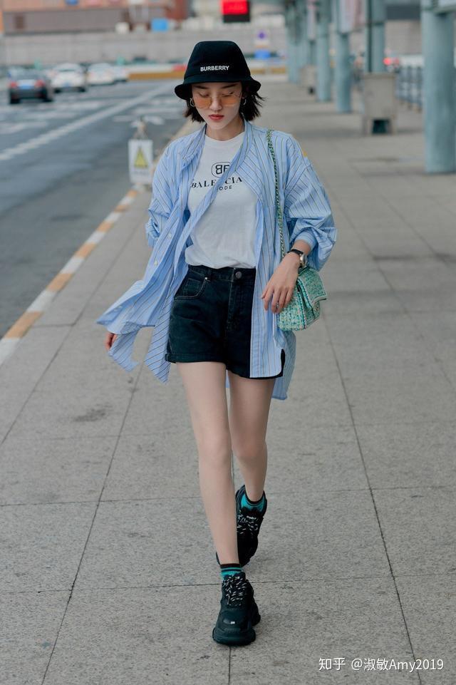 唐艺昕身穿oversize条纹衬衫现机场短裤配老爹鞋尽显街头风格
