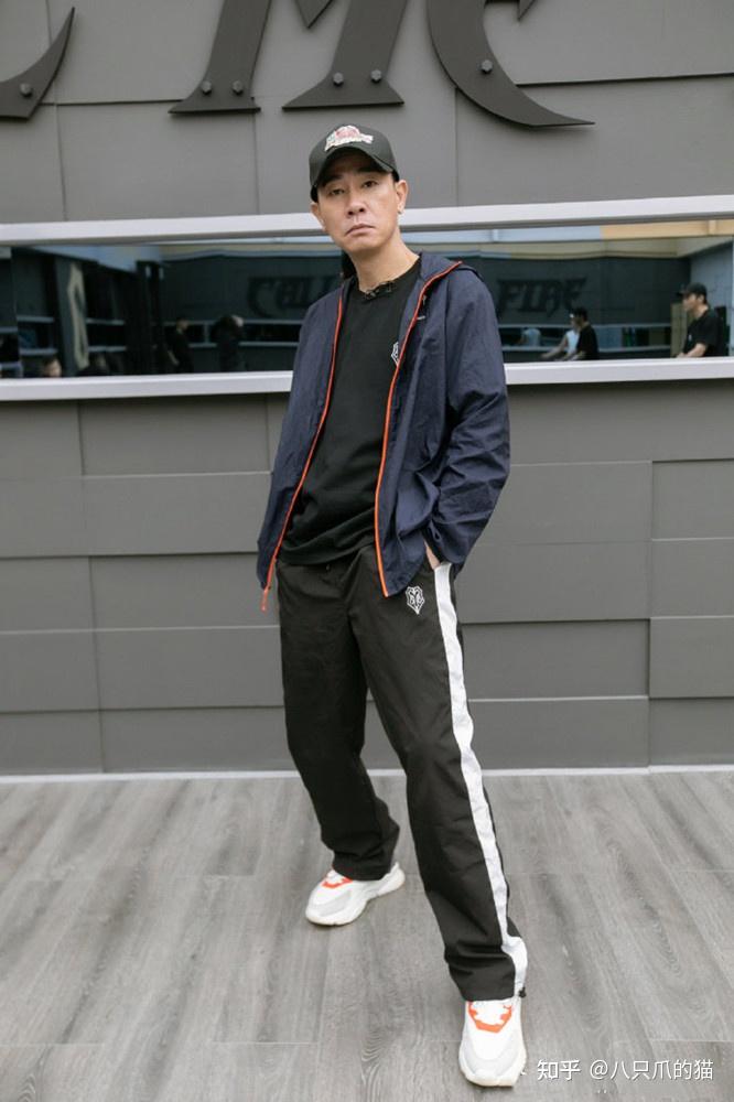 穿一身白又痞又帅,54岁"披荆斩棘"站c位,陈小春,算你狠