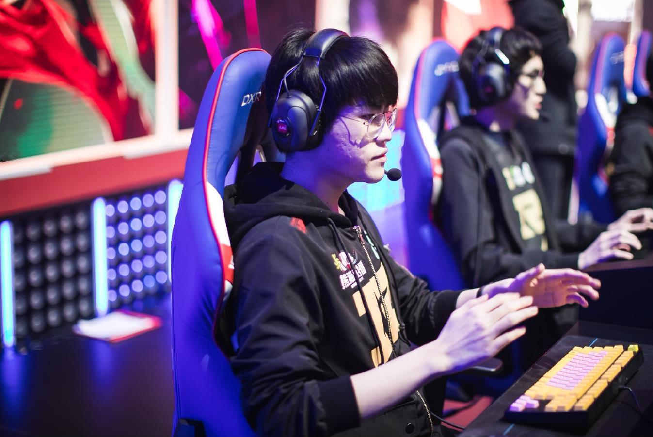 德杯速访rngzz1tai花的姿态