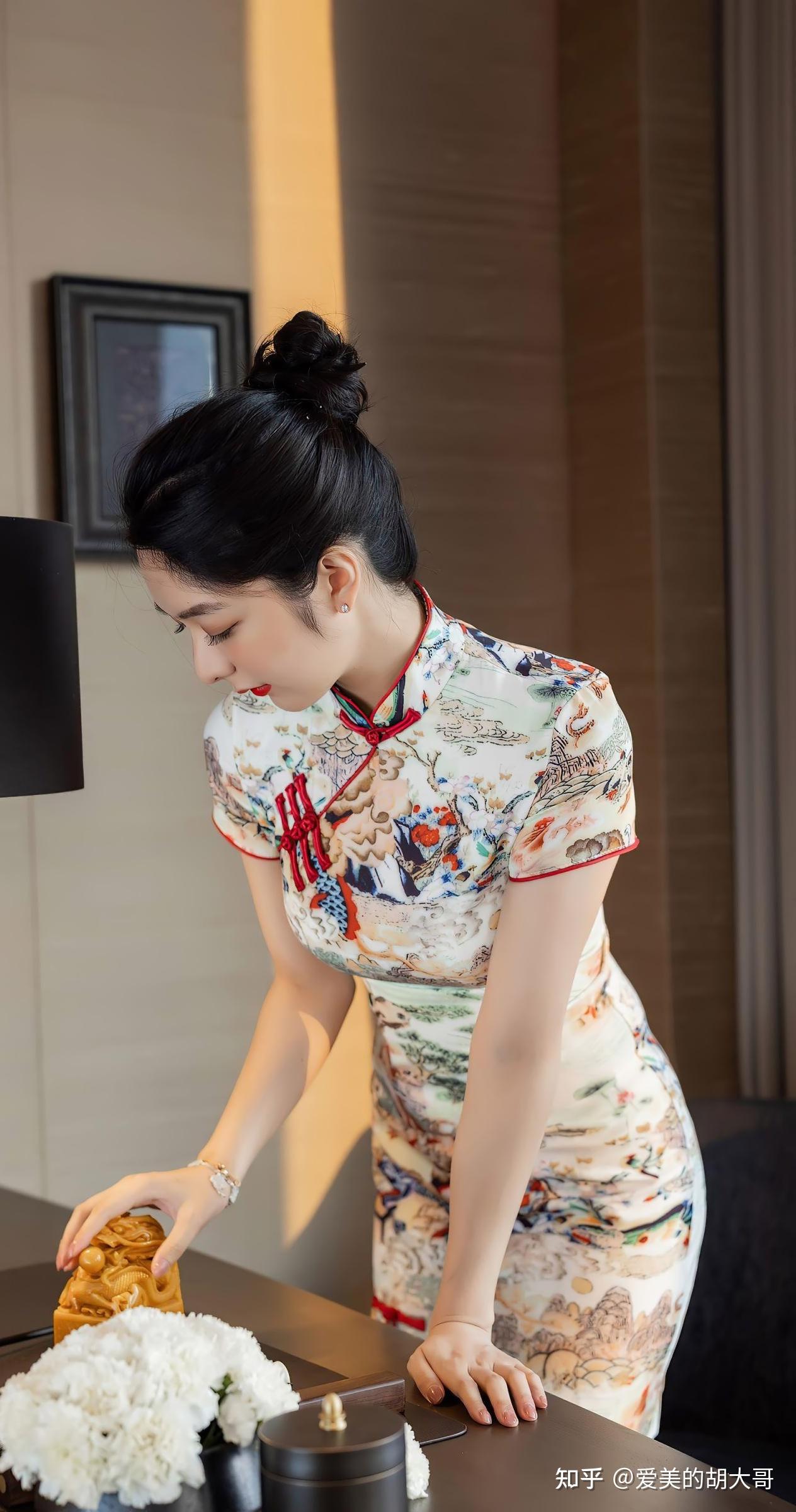 美女穿搭旗袍搭黑色高跟鞋玉腿修长浑圆尽显东方神韵