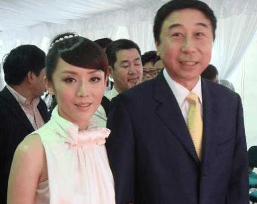 冯巩低调了37年的妻子,儿子身家过亿,幸福的一家