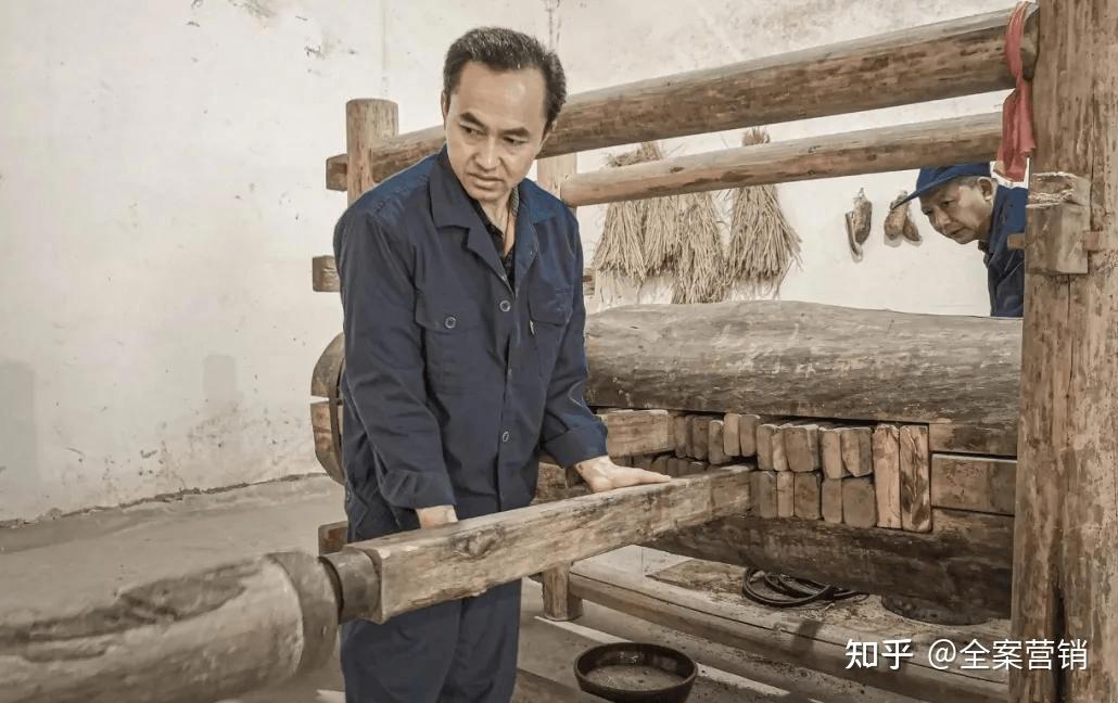 上圈装榨木槽打榨(用20到50公斤的木棒撞击楔子,边撞边加木楔)出油(菜