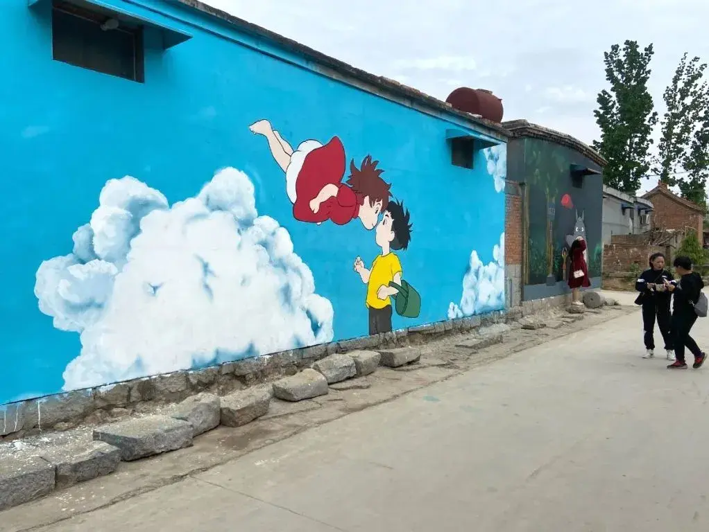 电影中都站满了排队拍照的游客每一面画风迥异的外墙旁边小屯村不再是