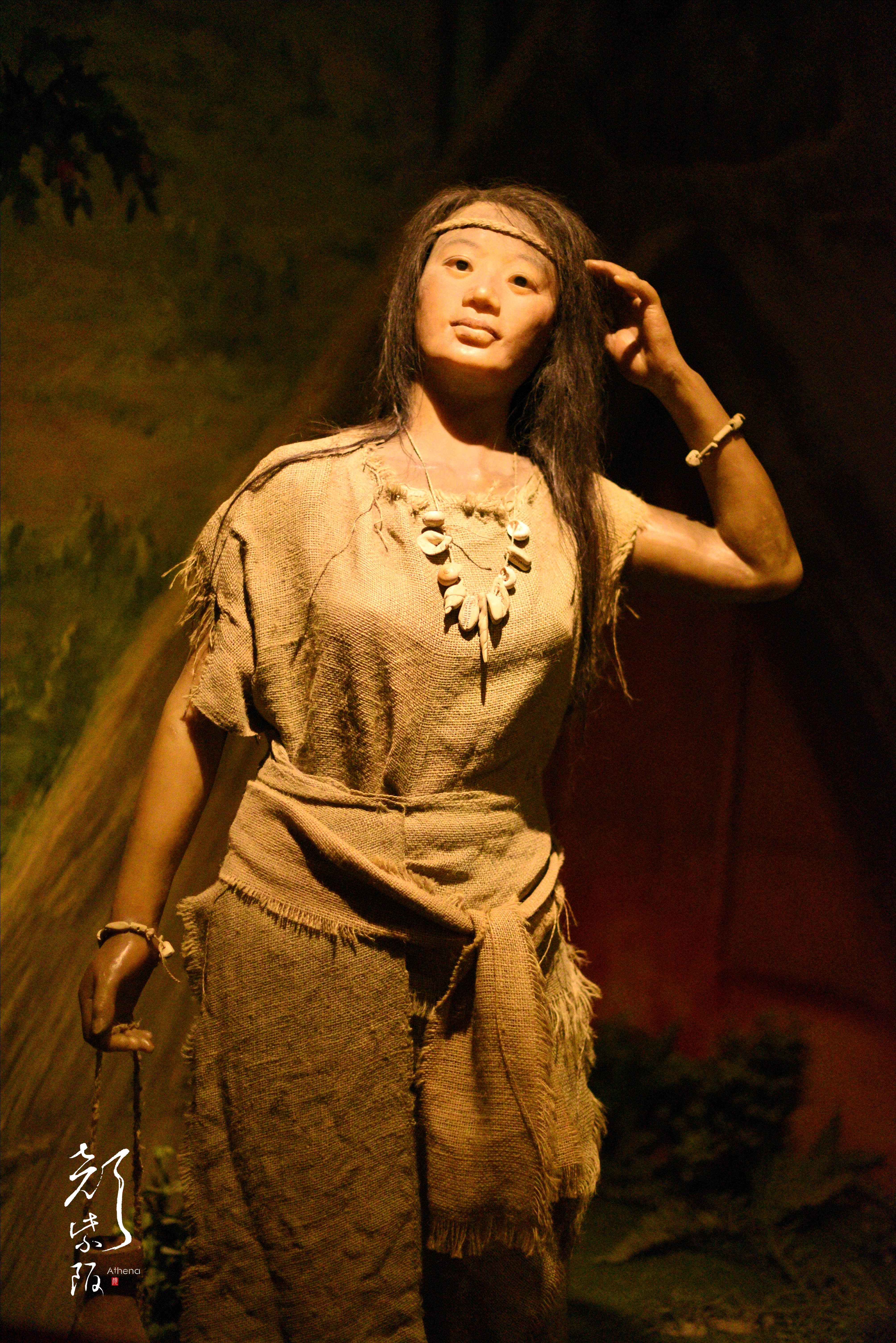 半坡人女子服饰模型,颜紫陌,摄于西安半坡博物馆半坡人织布场景模型