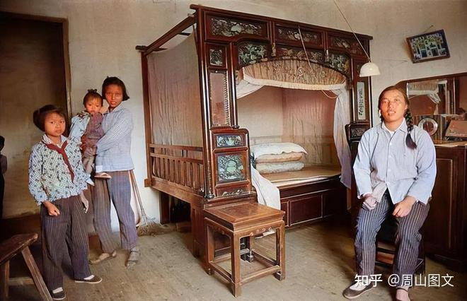 60年代,仍有这种传统木床,虽然显得有些土气,但挂蚊帐十分方便.