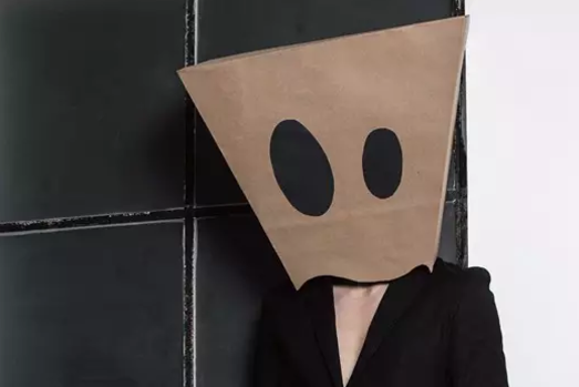 这个小logo的含义,是个纸袋头套,象征着一个面具.