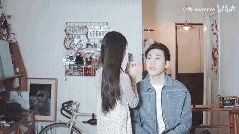 认真帮男朋友理发(虽然失败了)方言大pk情侣之间的方言大pk,女朋友帮