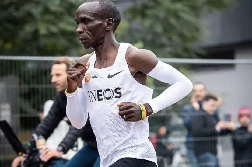 但又存有非议的耐克vaporfly系列跑鞋时,基普乔格说出了自己的看法:"