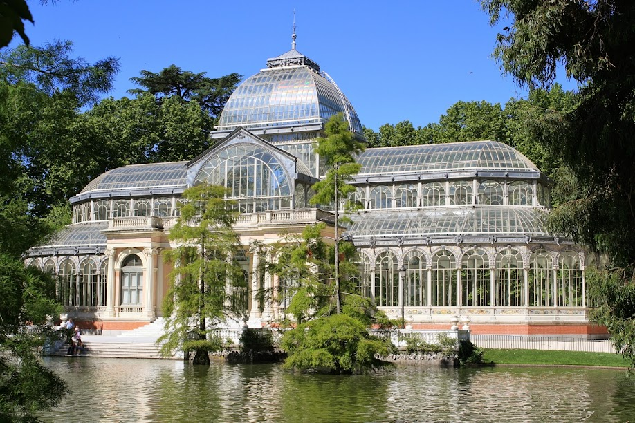 水晶宫于 1936 年被毁,但它在 19 世纪启发的其他建筑今天仍然可以