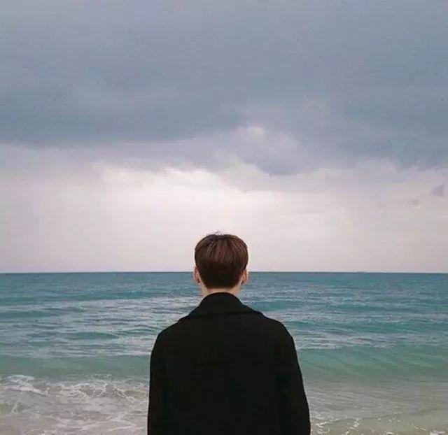 有哪些男士的背影图片可以当头像的黑色的冷酷的那种