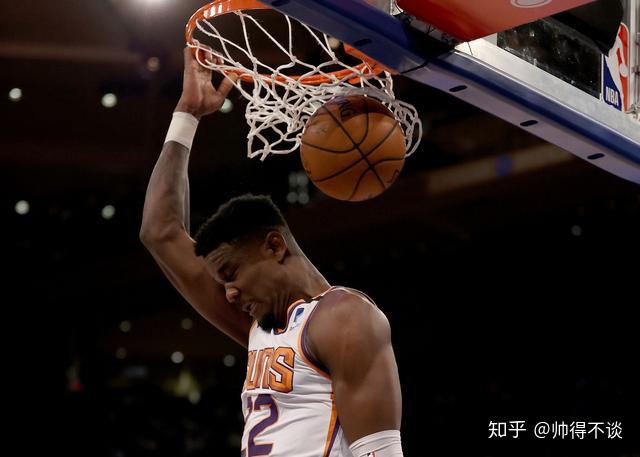 在防守端,艾顿无可挑剔,他的身高臂展和移动速度让他能够适应这个小球