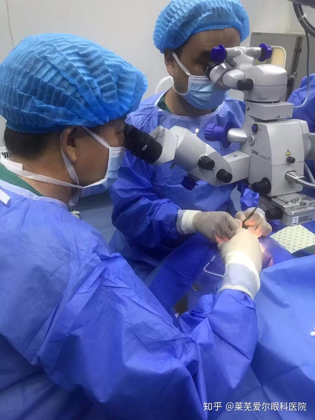 手术进行中为了手术的安全性,icl手术要求分两次完成,先做右眼,留院