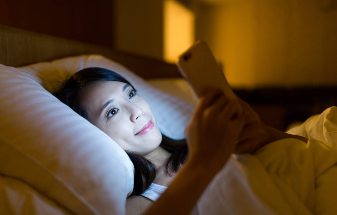 灵诃生物晚上躺在床上玩手机的危害原来这么大以后你还敢这样干吗