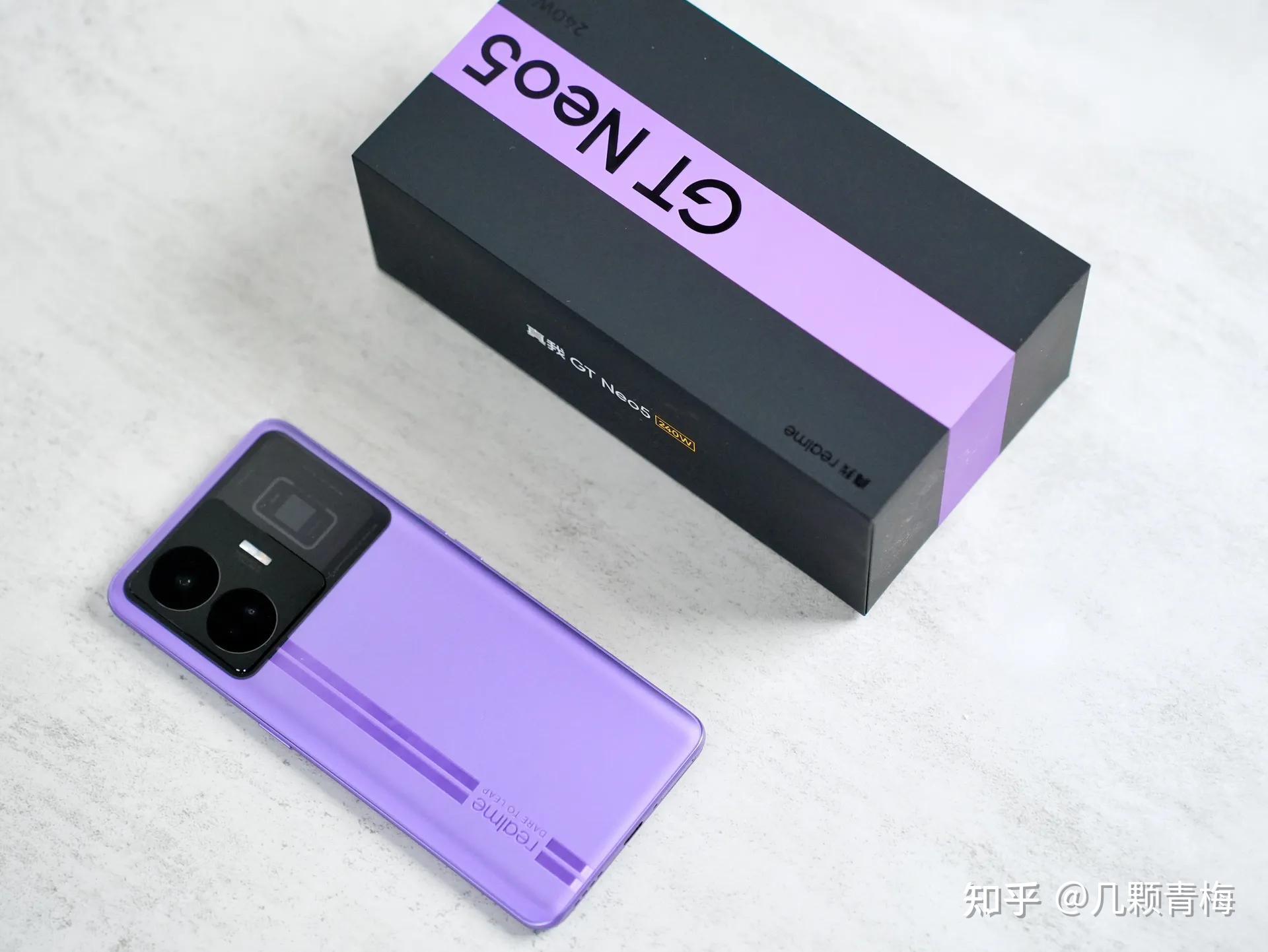 并且透明摄像头 呼吸灯设计,也是呼应了真我gt系列的打出的口号,做