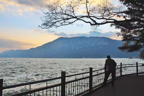 在昆明一个人一天去哪玩比较好?