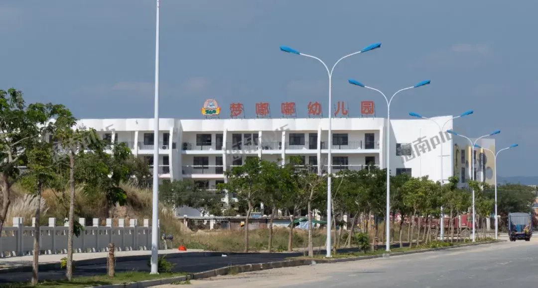 周边有三亚南山文化旅游区和大小洞天两家5a景点,星级酒店,海洋科技馆