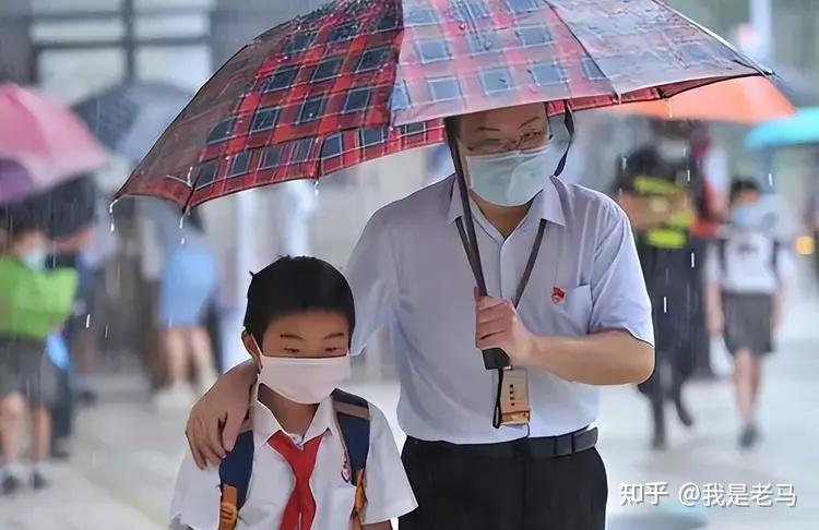 “不到7点不让进?”学生淋雨等学校开门,教育局的回应很可笑 - 知乎