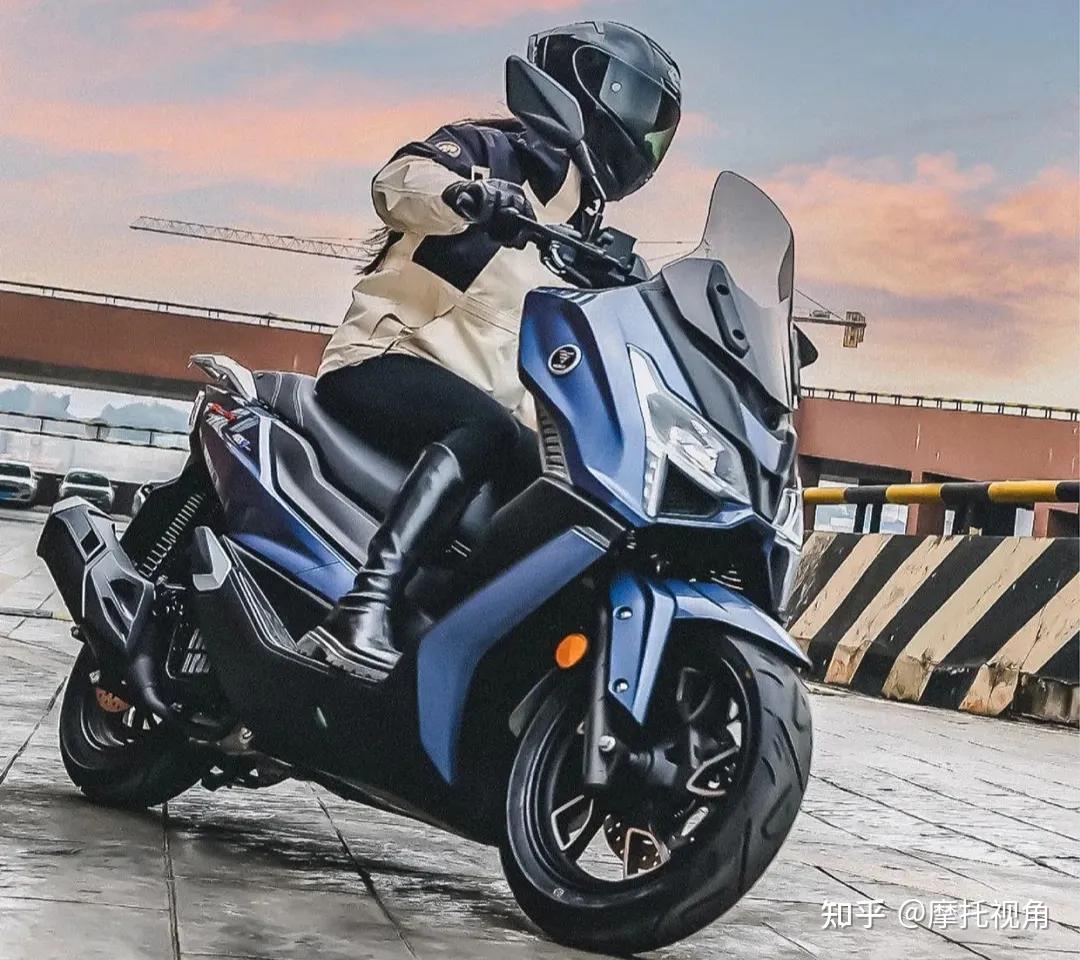 首先,它是国内首款48v汽车级混动量产摩托车,搭载v-hev混动技术平台