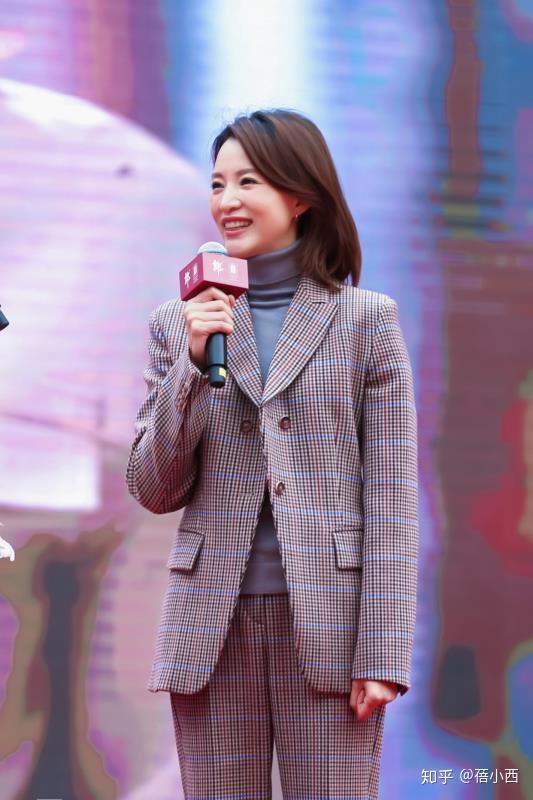 董卿罕见这么招摇穿皮质连衣裙配长筒靴透出丝袜好时髦